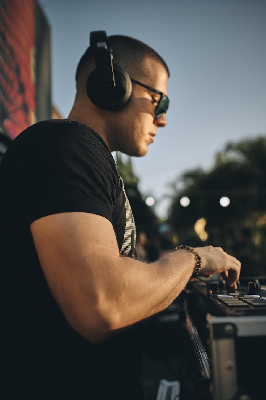 Foto de DJ Miguel Torres en evento