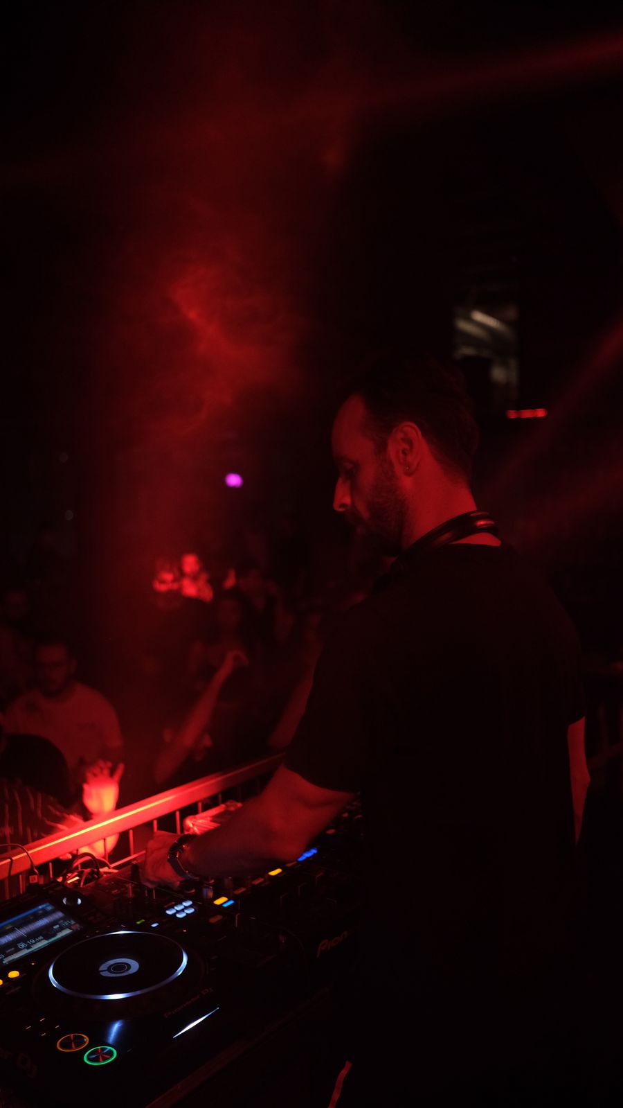 Foto de DJ Carlos Méndez en consola